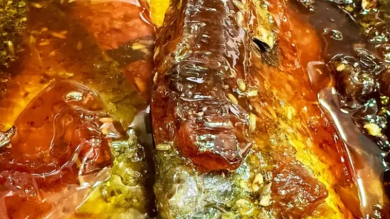 九江湖口传承老味，酒糟封坛腌出地道鲜香糟鱼