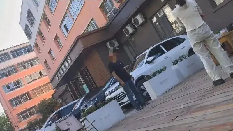 重庆游客在伊犁旅游，因酒店房间不够两人睡在车里，离店时竟被收150元“车上住宿费”