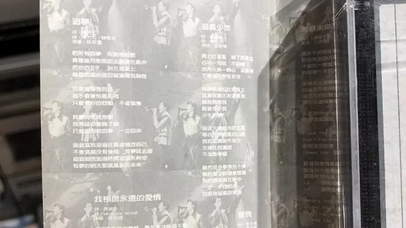 8.7日:侯佩岑大方承认最近确实长胖了,搭机摘罩全程零伪装,48岁真实模样直接曝光
