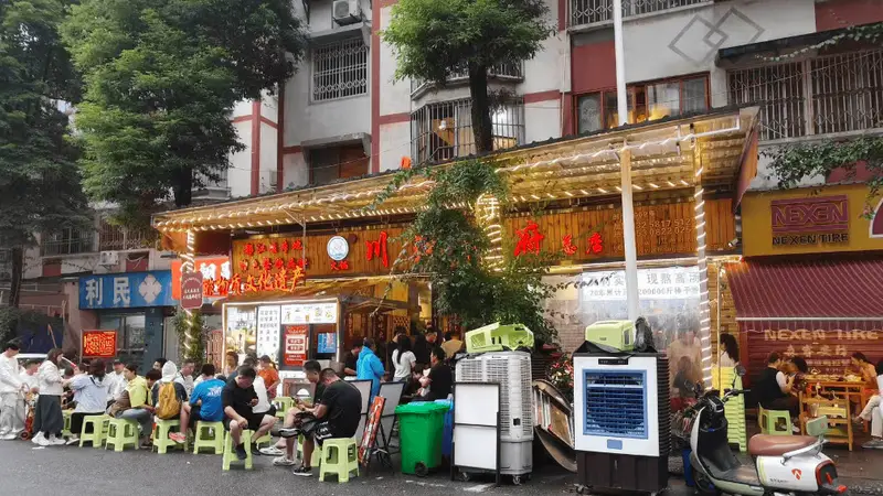 在都江堰,家庭聚餐就是要找一家不宰客、吃得踏实的鱼蛙火锅!