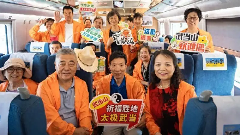 坐着高铁游武当 秦楚文化一线牵首趟西十高铁(西安—武当山)旅游专列开行