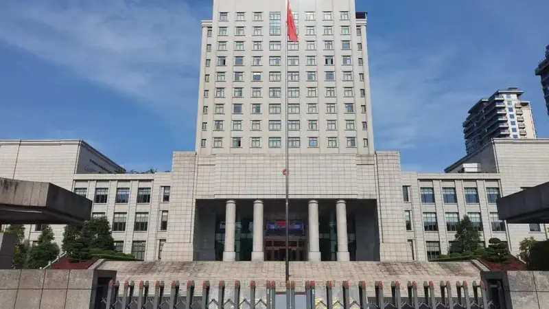 “花坛埋尸案”今日开庭:被告陈某芬当庭翻供,其前夫杨某根认罪不上诉