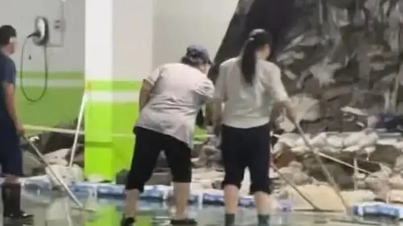 沈阳一小区地下车库墙体暴雨中坍塌,露出大量生活垃圾引质疑,物业称墙体为空心砖,垃圾系前期填埋;当地住建、街道办等部门已介入调查