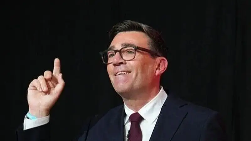 十年第七位英国首相,安迪· 伯纳姆是谁?