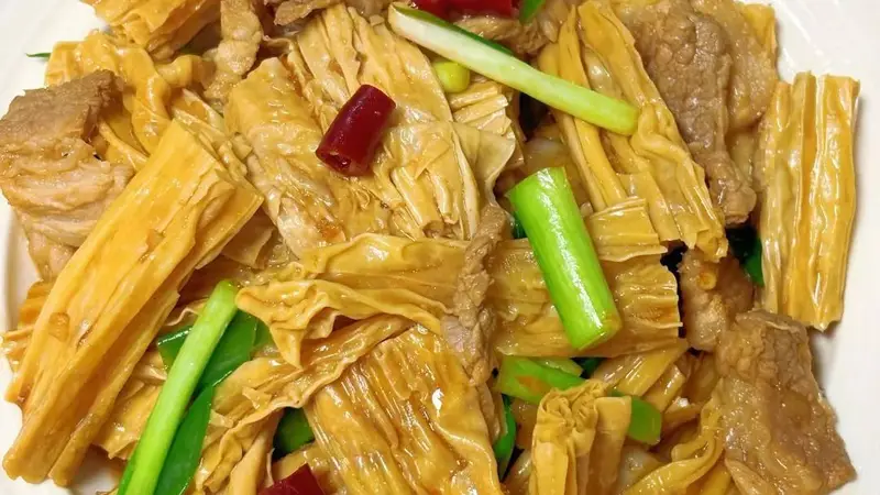 家常腐竹烧肉做法很轻松,炖煮火候小诀窍,腐竹吸满肉香软糯入味