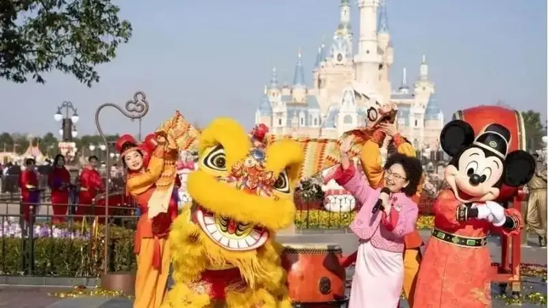 割韭菜?一天花掉1万5,中产家庭的迪士尼之旅,刺痛了多少寻常家庭