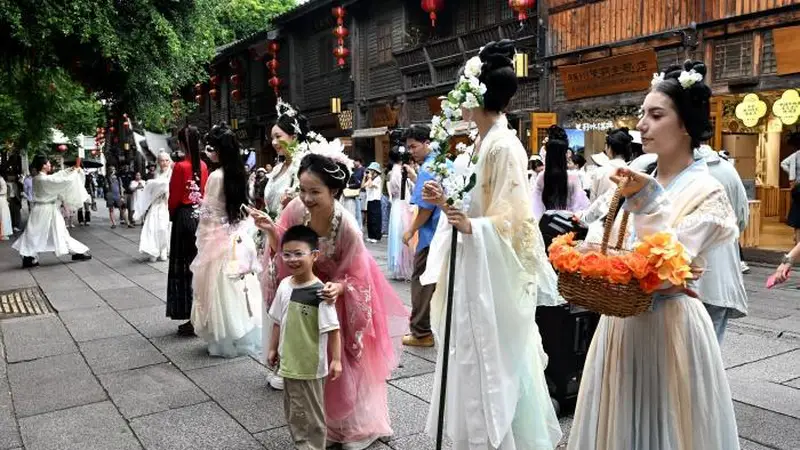 福州三坊七巷上演花神巡游展演