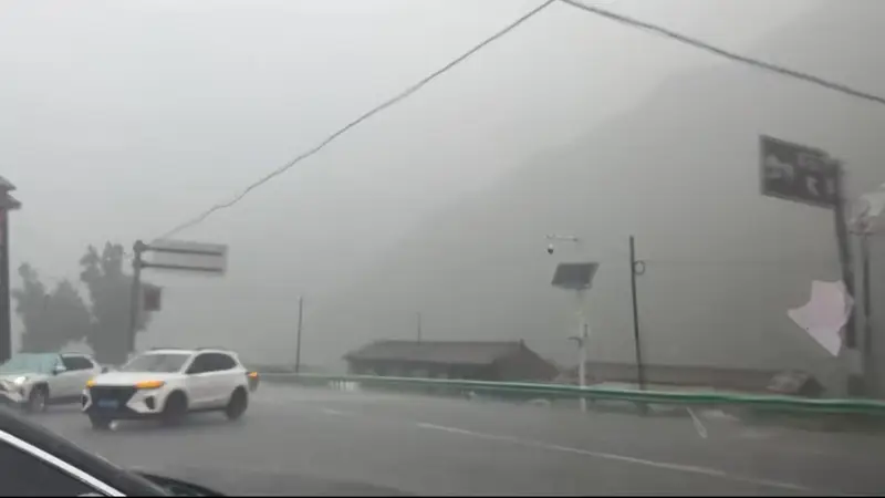 一家三口露营亲历景区山洪:水两分钟涨起来,人从车天窗爬出获救