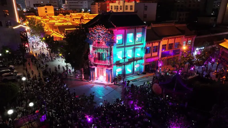 天上水·人间戏!衔月阁升级焕新 精彩夜演炫酷古城