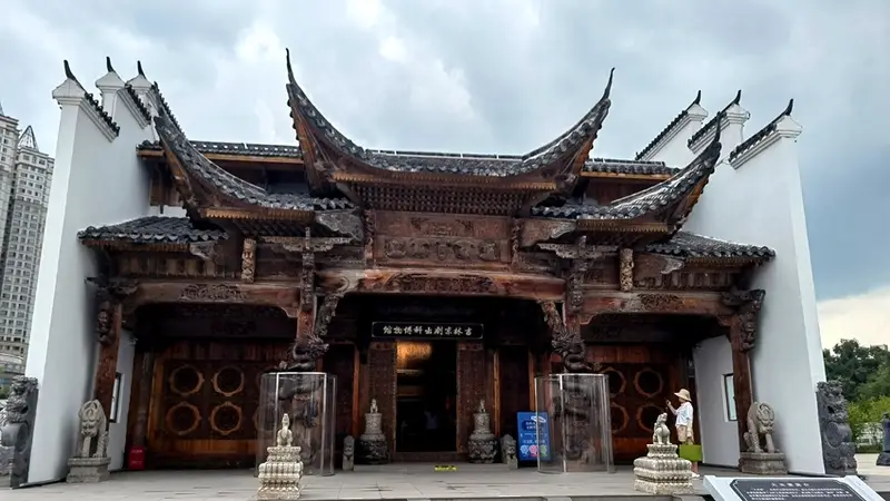 行进中国丨松花江畔,有戏!