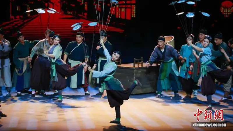 杂技剧《西湖传说·白蛇》南宁上演 重现西湖边千古仙话