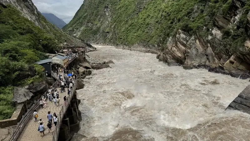 香格里拉虎跳峡景区:落石区域不在景区游览开放范围内,景区游览区域未受波及