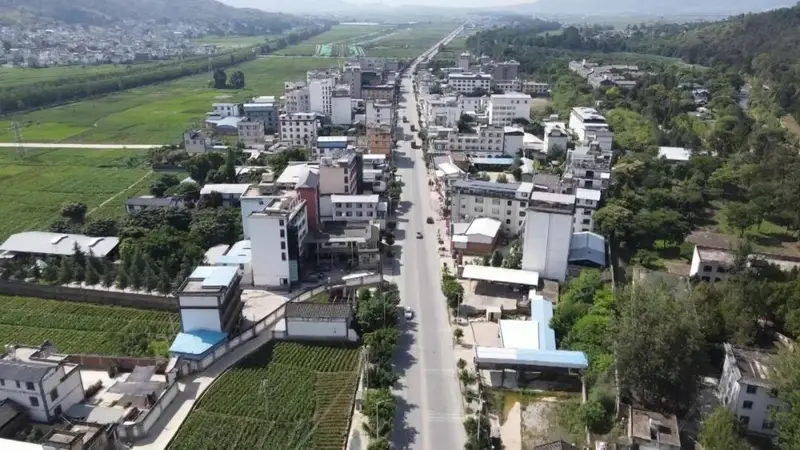 洱源下山口,解锁25℃的夏天:泡汤、溜娃、喝冰饮,太安逸了!