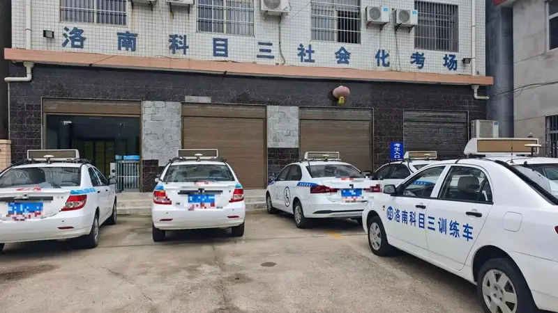 陕西商洛一学员称市政道路考科三,要交500元考场使用费,考场:向车管所备案过;车管所:钱该收,经物价备案;市发改委:没备案,可举报