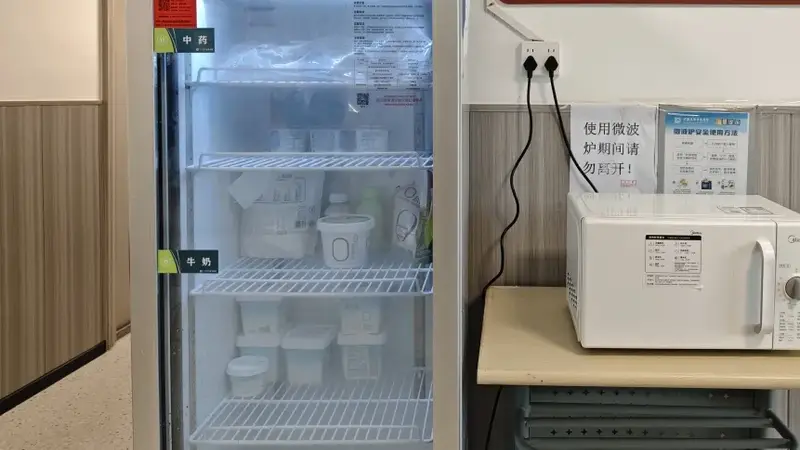 多所高校为学生公寓配冰箱：有的仅限储药，有的允许食品存放