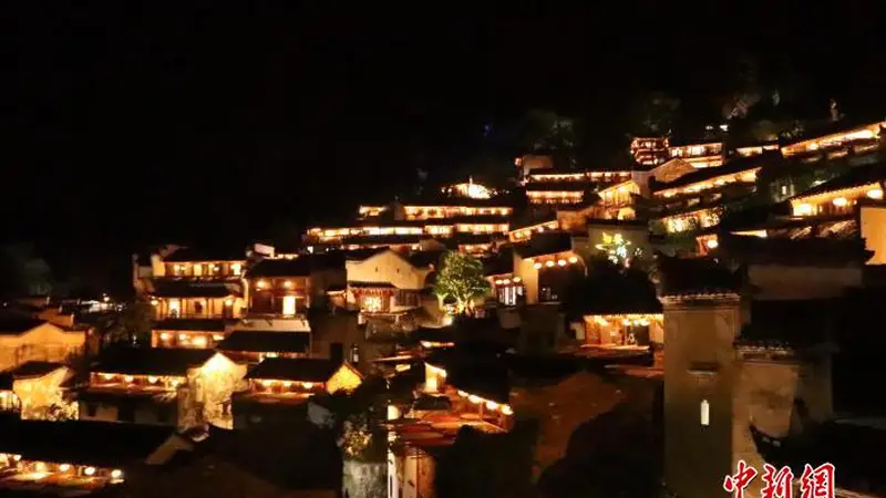 江西篁岭:传统灯彩点亮古村夏夜