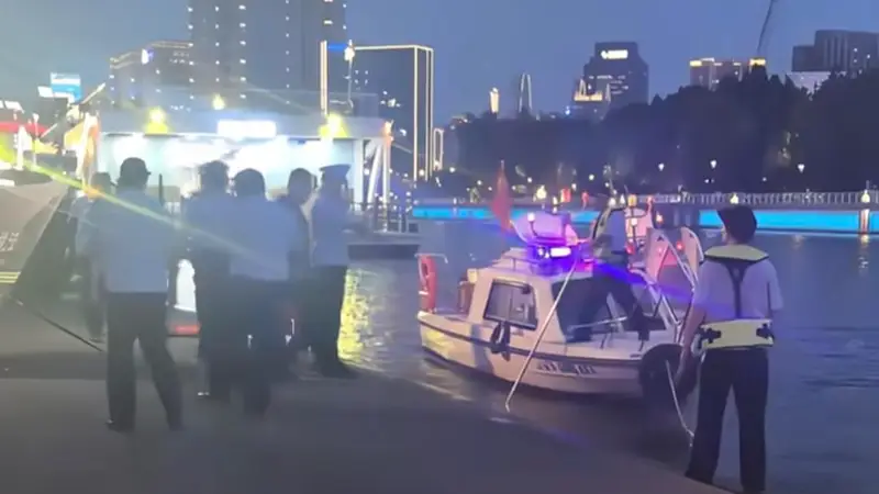 “天津之眼”摩天轮附近两人落水 知情人称系游客,已打捞上岸具体伤亡未知