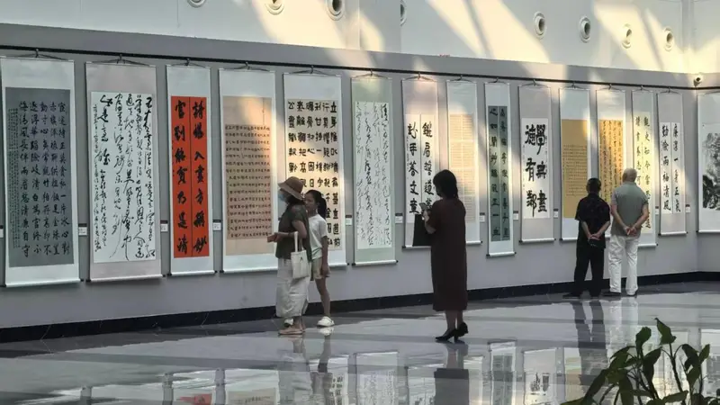 湖北咸安:百幅书画颂清风廉韵
