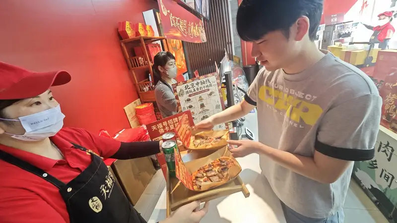 贴秋膘玩出新花样,老字号酱肉邂逅西式披萨