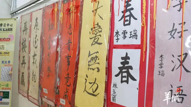 广东省新闻文化交流团拜访万隆侨界,向当地华校赠送书籍电影