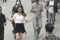 关晓彤一路小跑迎接爸爸探班 笑容灿烂明媚开朗
