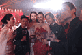王宝强带女友冯清参加婚礼 身穿白色礼服气质抢镜