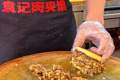 肉夹馍里的肉，为什么通常要切碎再夹？