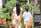 杨颖带小海绵上海逛街被偶遇 母子俩牵手散步温馨有爱