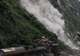 云南虎跳峡突发塌方巨石滚落,有游客二次塌方后才慌忙疏散躲避,景区回应:已正常开放