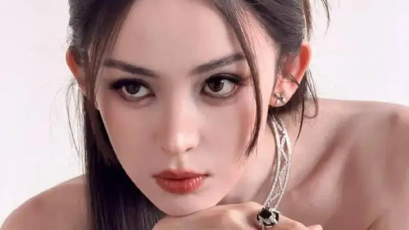 古力娜扎穿抹胸黑裙美爆了!雪肤玉貌身材曼妙性感撩人