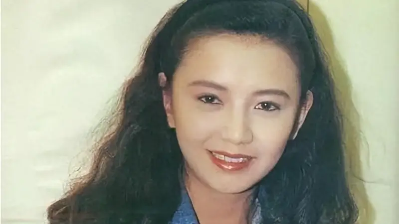 曾跟梁朝伟同居6年,独自抚养儿子,如今儿子成她的骄傲