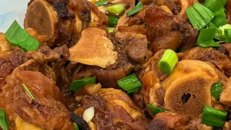 久炖出醇厚酱香,一锅红烧牛脚暖透冬日团圆时光