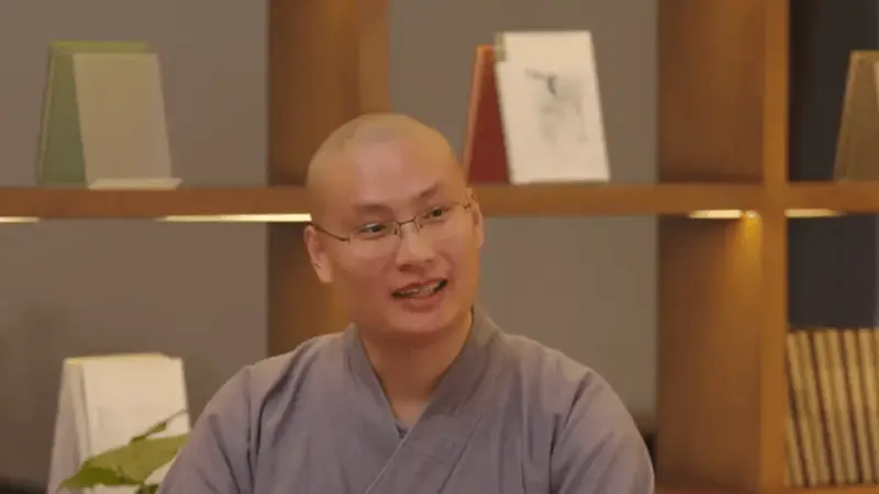 高僧沉迷CS而走红,穿僧衣观看比赛,被问游戏里击杀算不算破戒?