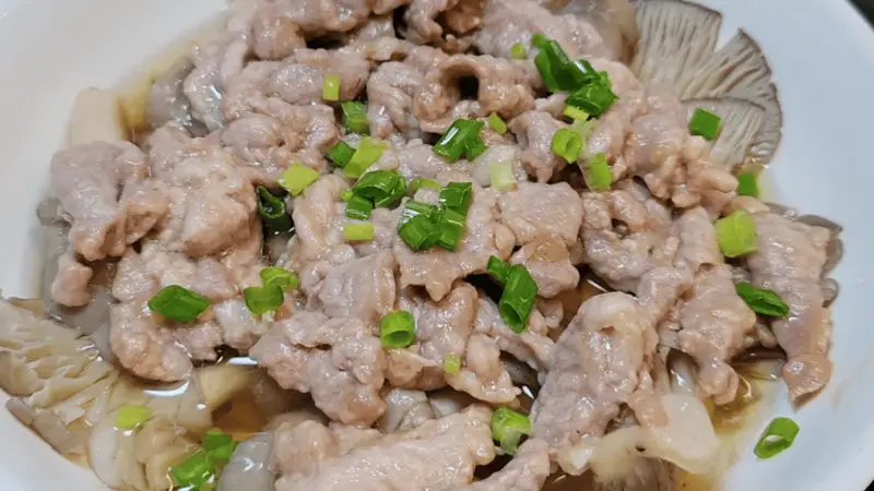 平菇蒸肉片:十分钟蒸出鲜嫩多汁的家常美味