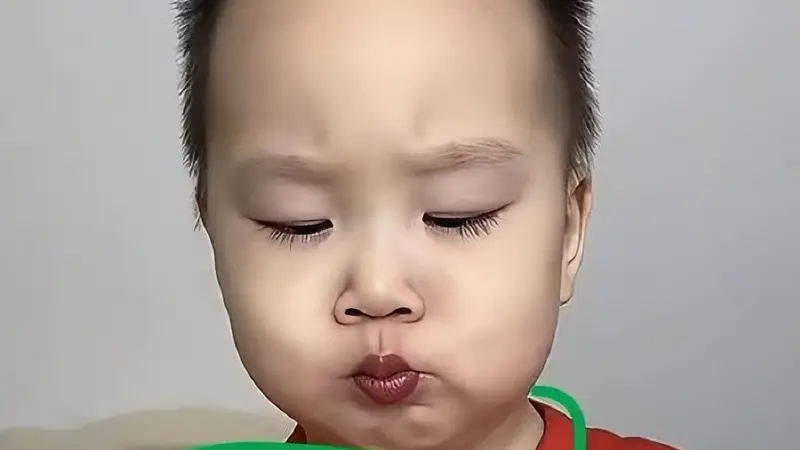 500万粉吃播萌娃塌房,6年不长个子,大口干饭背后全是爹妈的算计