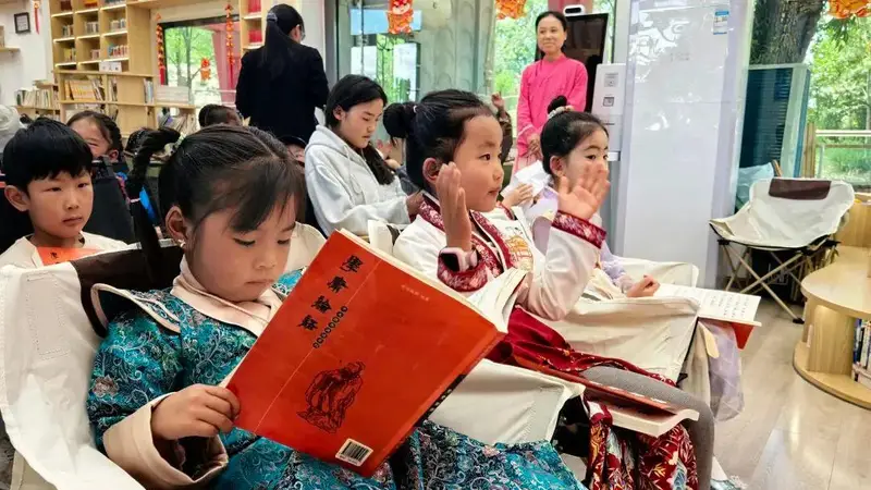 西藏日喀则市图书馆:夏日书香拂面来 避暑“充电”正当时