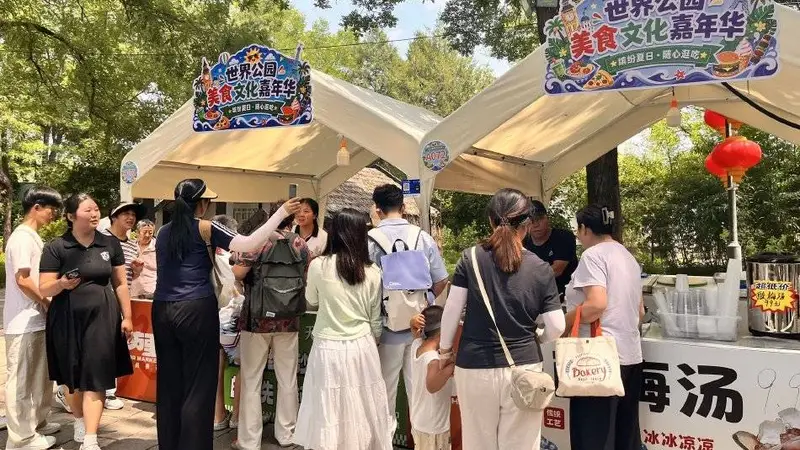 限时免门票!北京“世界公园”游客络绎不绝