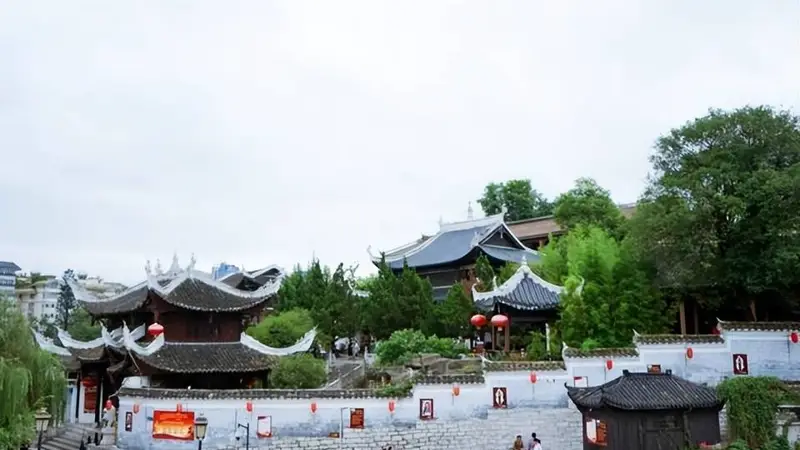 西部地区最适合“避暑”的省会城市,夏天非常凉快,却不是昆明