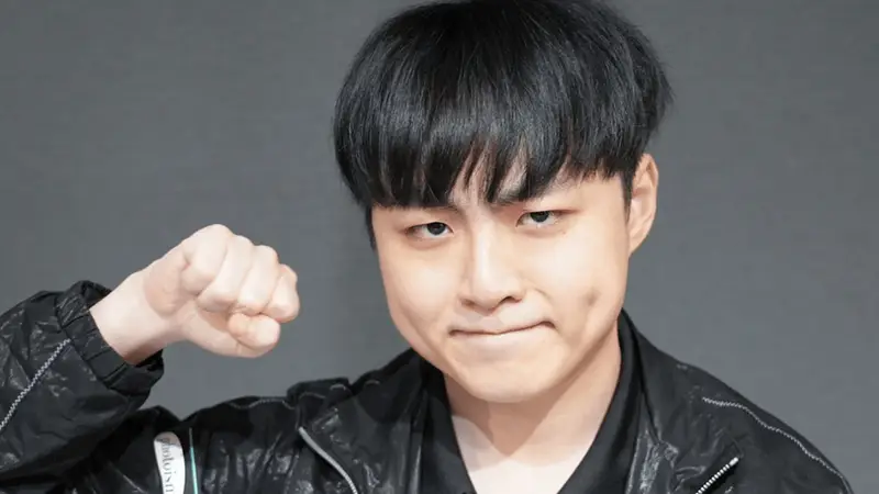 Showmaker追星成功，知名足球运动员发布视频，恭喜他获得EWC冠军