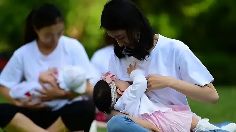 路边喂母乳被嘲：别省钱，奶粉娃长得壮！别墅网友被邻居羡慕有奶