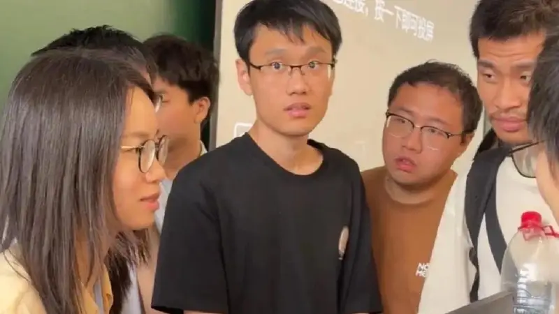 为什么邓煜的热度比王虹低那么多?其实原因很简单,不是因为王虹长得好看有实力,而是因为王虹早在去年就已经出圈了