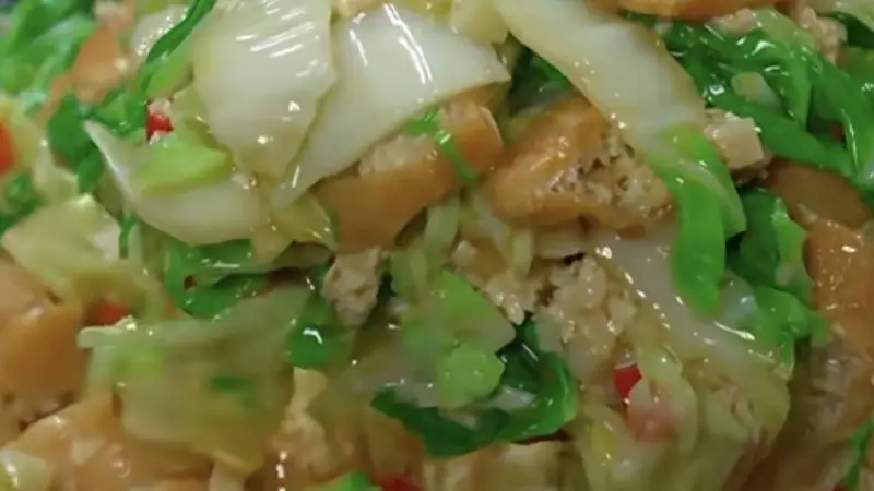 白菜焖油豆腐:鲜香浓郁 清甜爽口