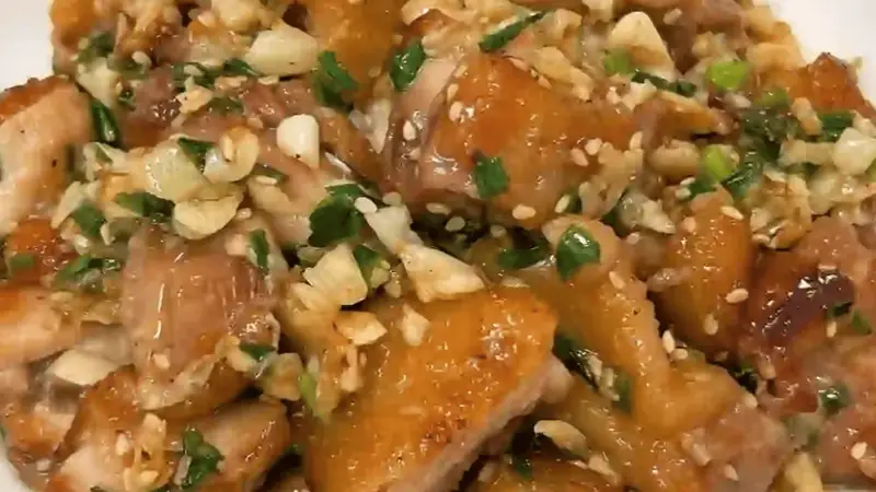 盐葱鸡腿肉:十分钟搞定,鲜香嫩滑的家常下饭神器