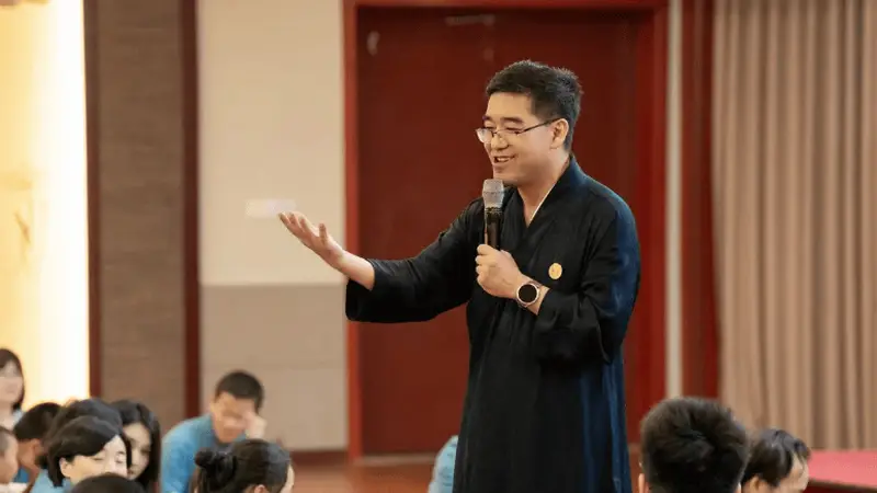 暴力管教孩子：一个传销犯，为啥能成为众多家长追捧的“国学大师”？