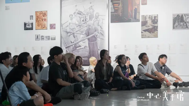 商业综合体里点燃“宇宙炉火”:一场关于算法时代栖居与关怀的艺术思辨