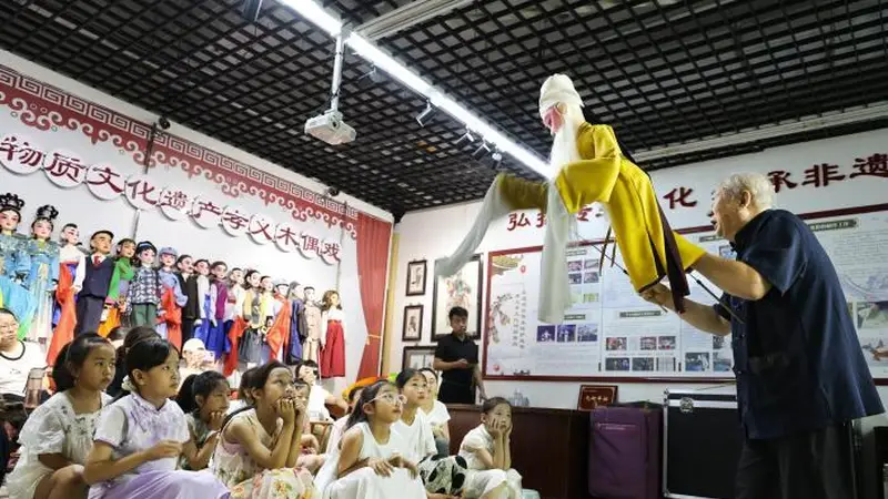 山西孝义：青少年暑期乐享皮影木偶文化