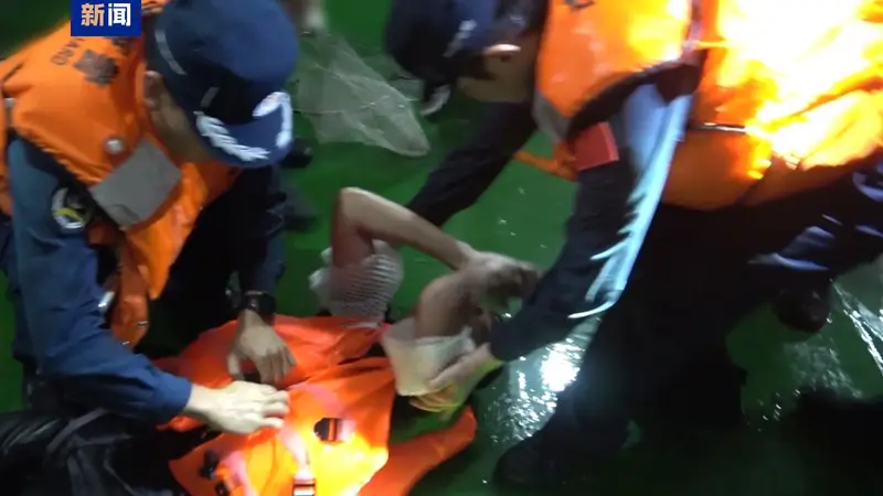 南海搜救持续进行，中国海警夜间再救起2名越南遇险船员