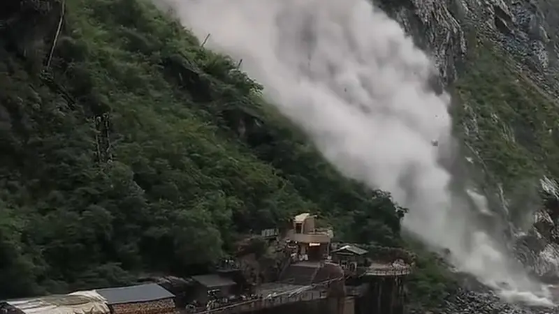 云南虎跳峡突发塌方巨石滚落,有游客二次塌方后才慌忙疏散躲避,景区回应:已正常开放