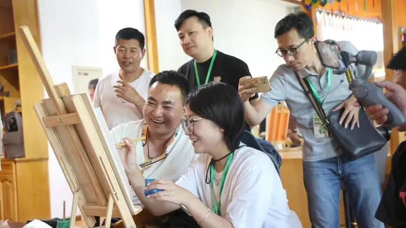 网络名人走进青海同仁 感受热贡艺术