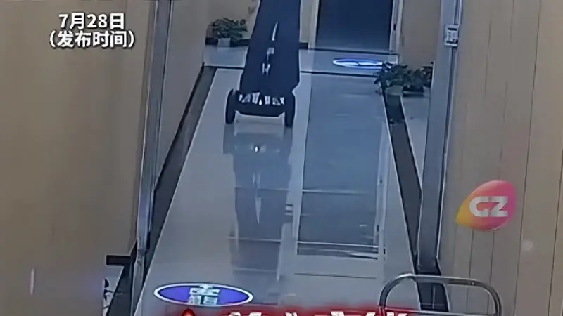 孕妇在楼道内骑平衡车,拐角处与他人相撞摔倒,导致流产,律师判定:骑车女子承担主要责任;这些骑行风险要了解→